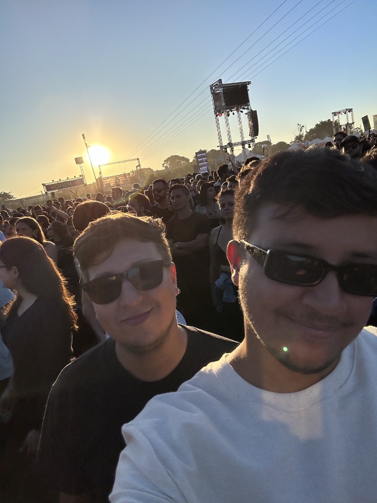 Wesley e Vinícius de óculos escuros, juntos ao pôr do sol